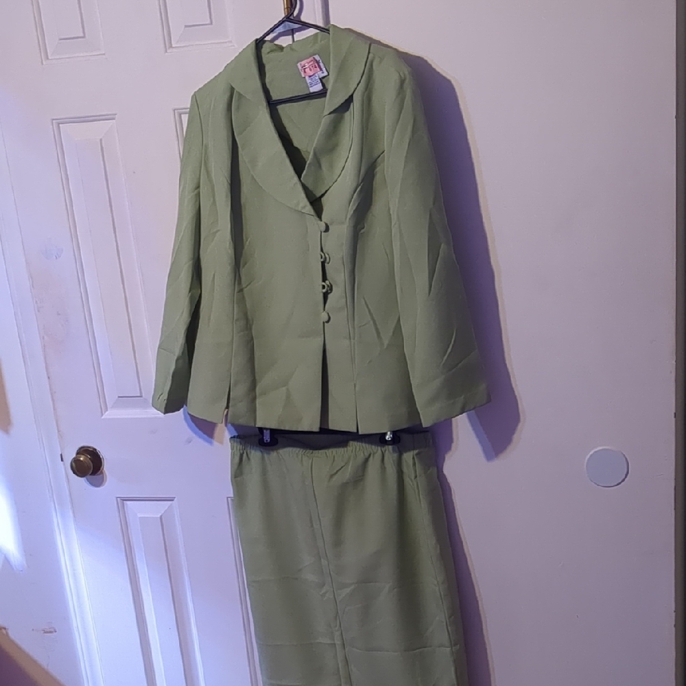 Chic Women's Green Skirt Set